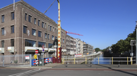 907941 Gezicht op de voormalige gemeentekantoren op de hoek van de Kaatstraat (voorgrond) en Zeedijk te Utrecht, die ...